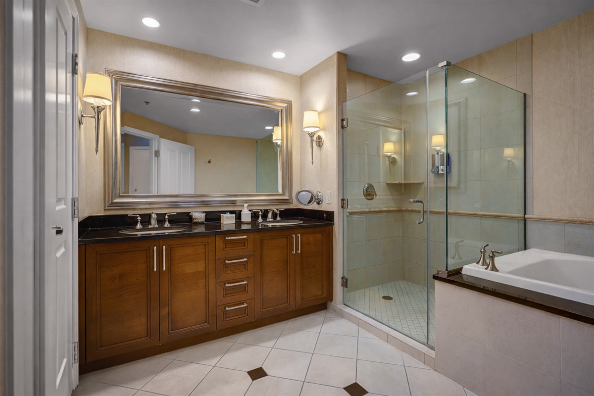 Sleek & Spacious 🚿 - Enjoy a Refreshing Walk-In Shower.