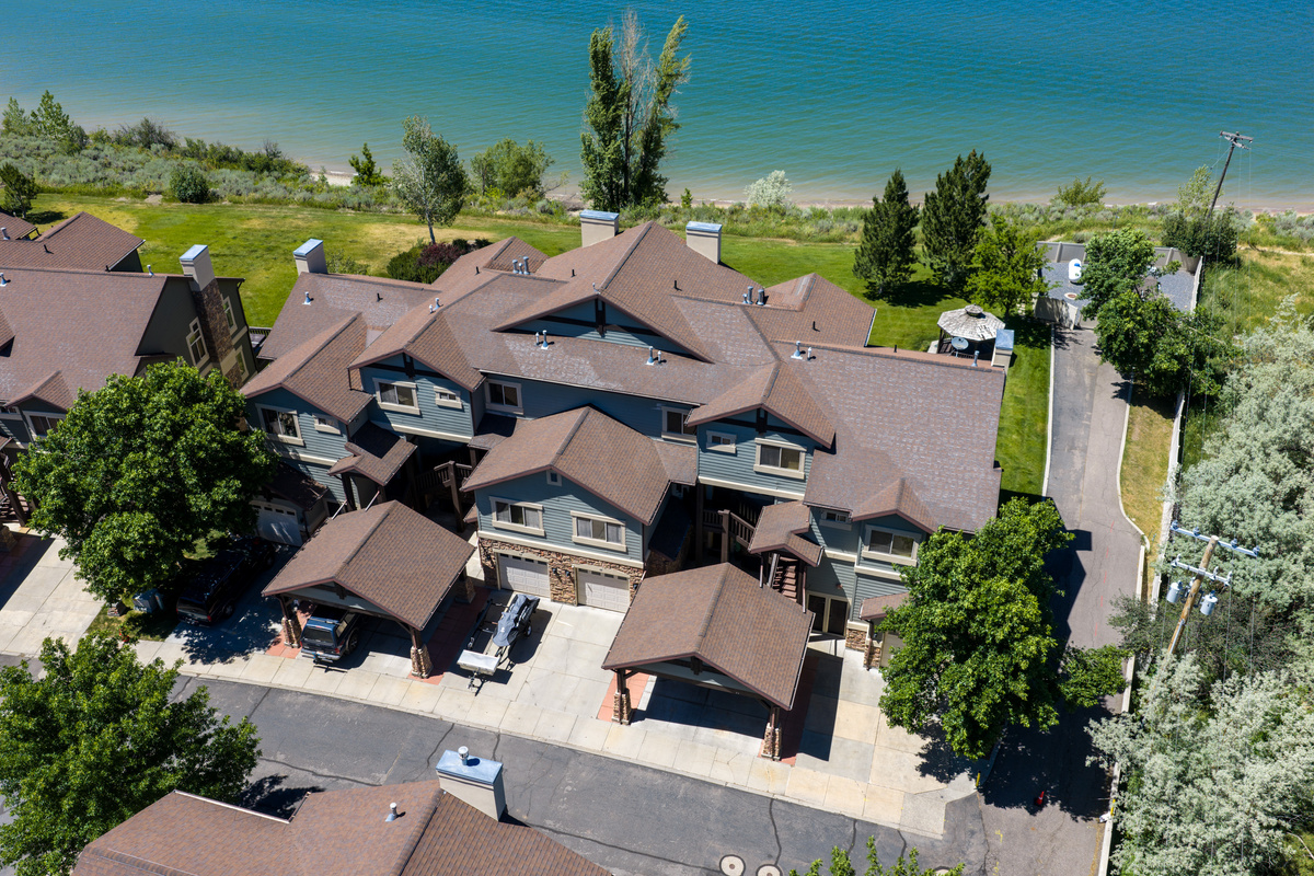 Conveniently located near Pineview Reservoir, Snowbasin Resort, and Powder Mountain.