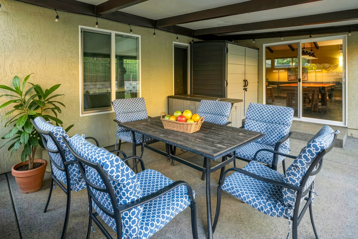 Patio dining for 6