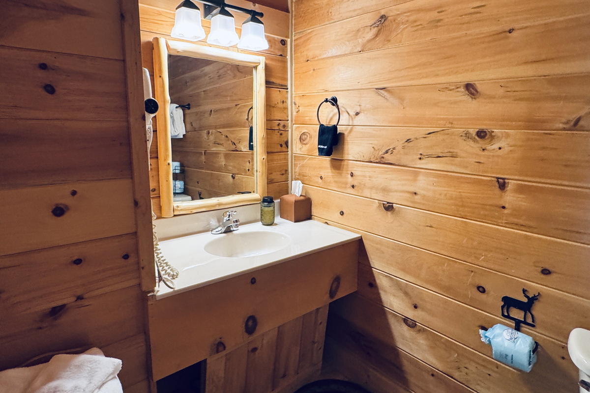 Full bathroom Deer Run Room