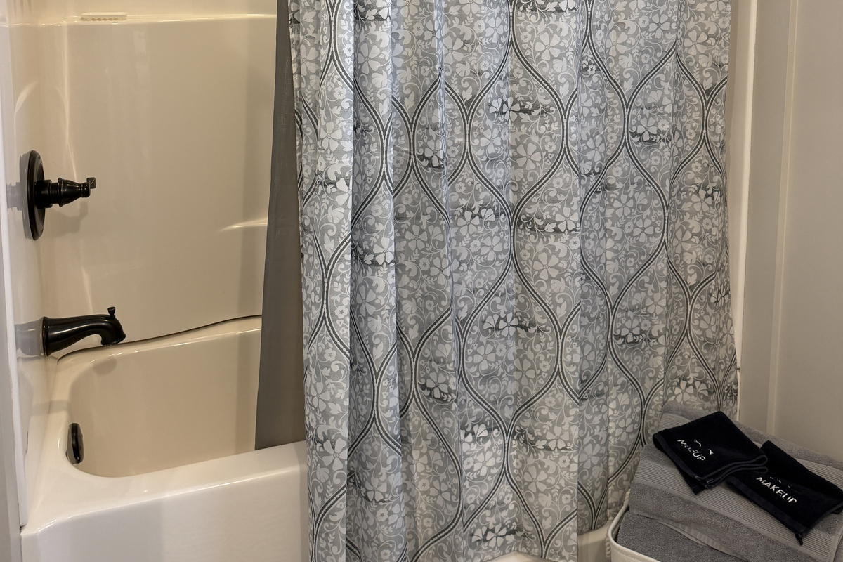 1st floor bath with tub/shower off hallway