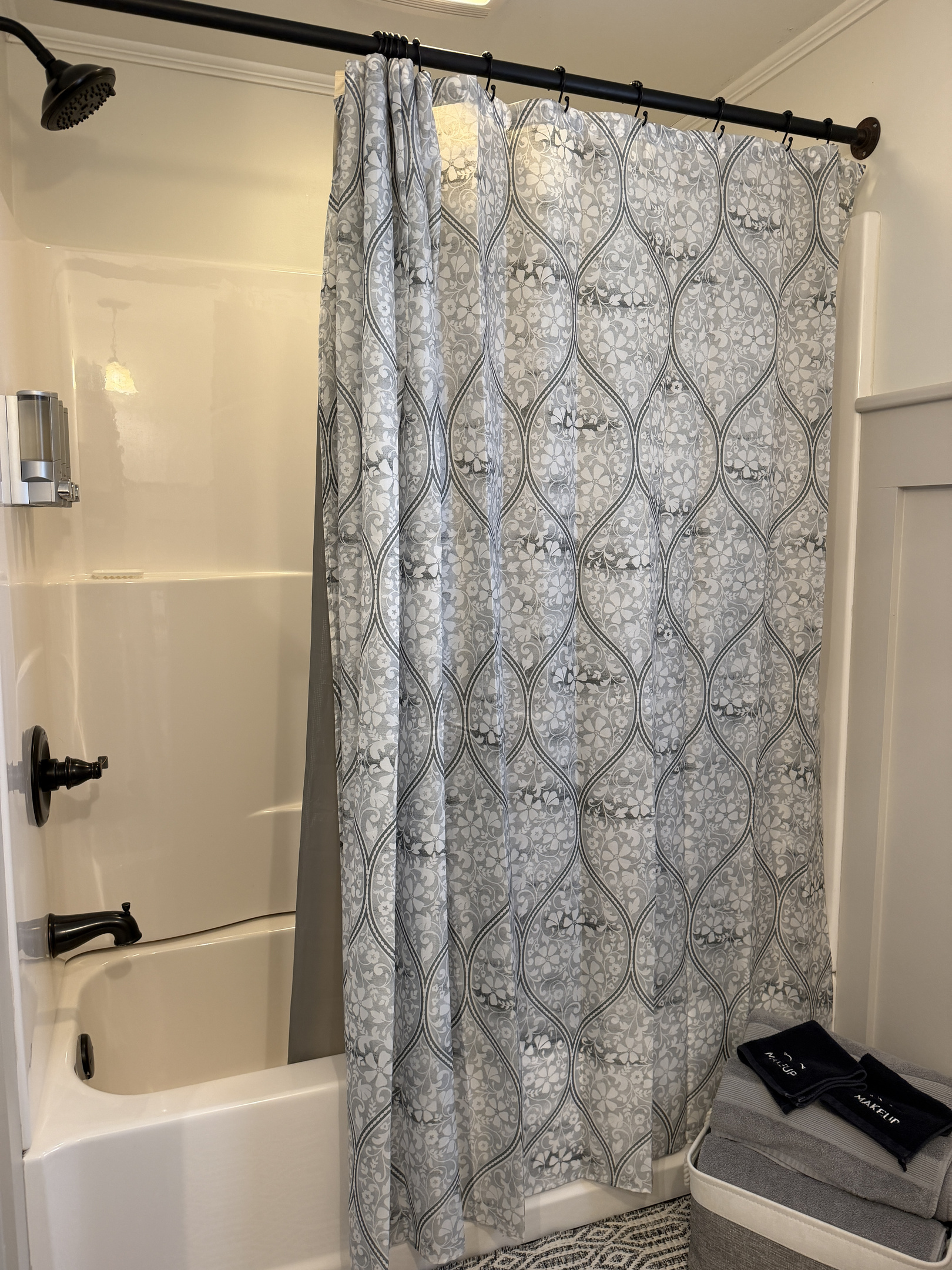 1st floor bath with tub/shower off hallway