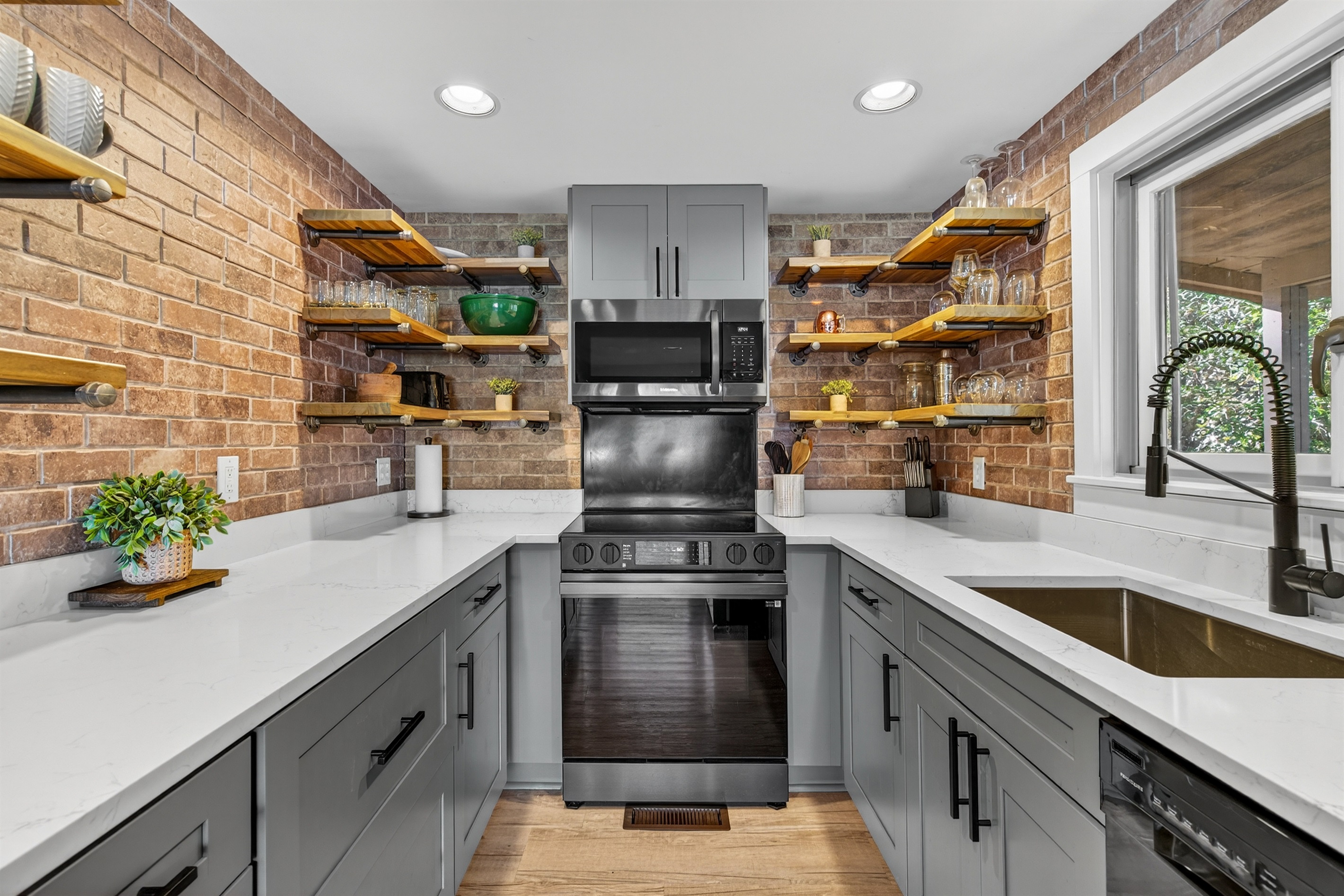 Beautiful lake rustic style kitchen with open shelves and natural light