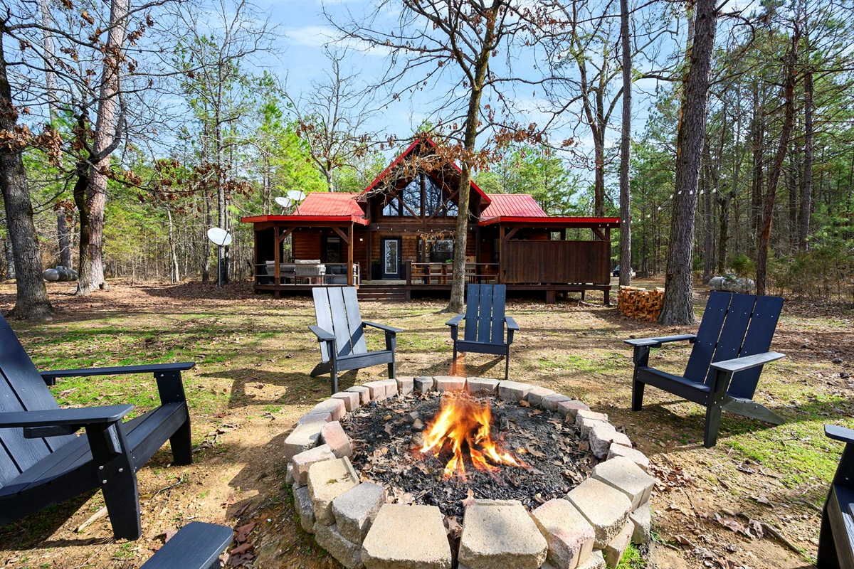 Fire Pit Area:
A dedicated fire pit lounge with ample seating for gathering. Ideal for cool evenings, conversations, and classic s’mores without ever leaving the property.
