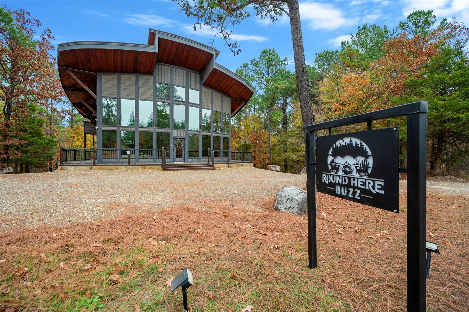 Plenty of space at Round Here Buzz 🌲 Pull right up and park close with room to spare. Head to the side or backyard and kick back with cornhole and evenings around the fire pit. Relax, spread out, and enjoy every moment of your Hochatown getaway 🔥✨ 