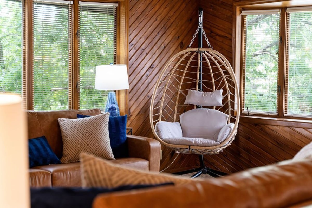 Beutiful view of woods and hills, with wonderful seating