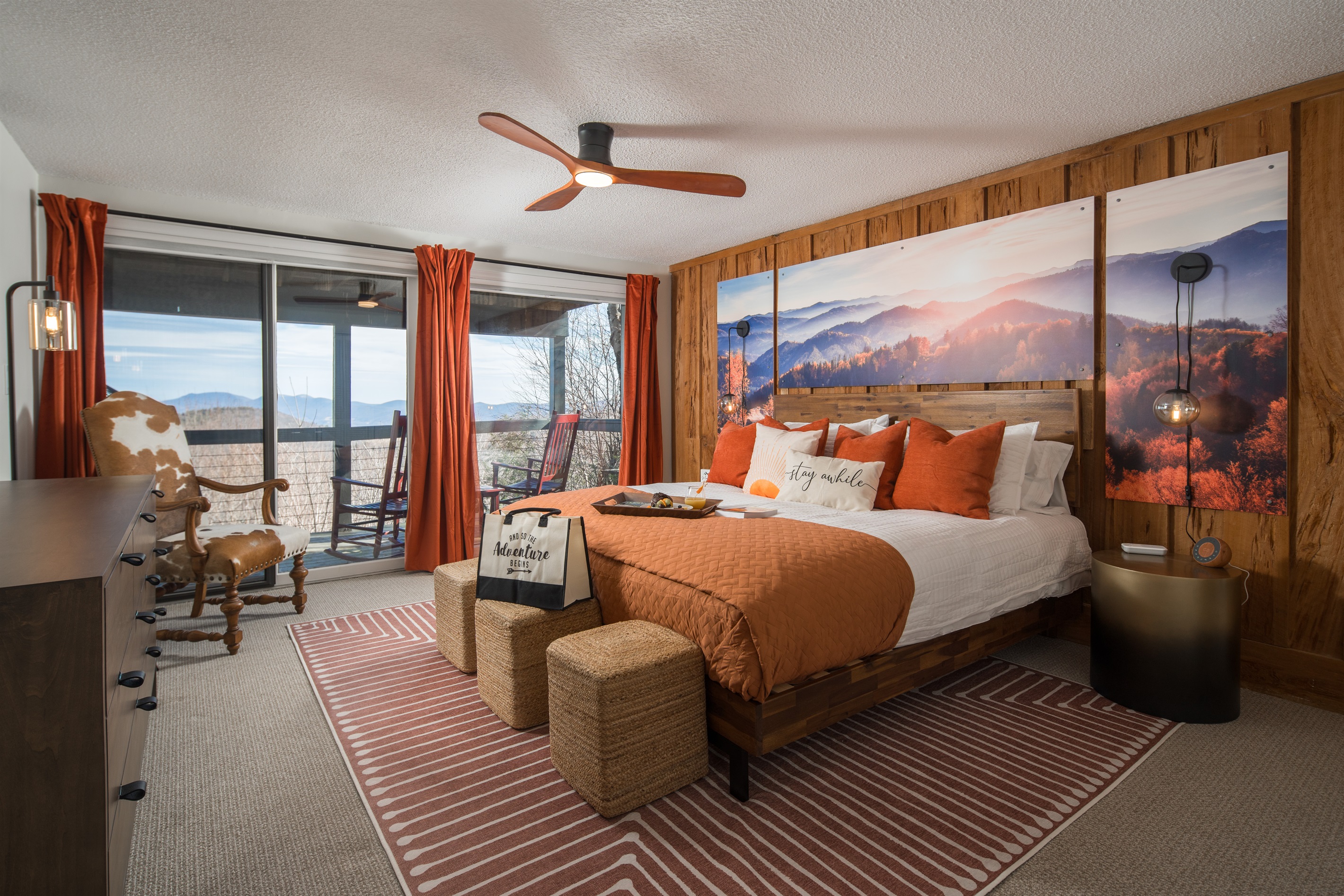Fall Leaves Suite: Enjoy mesmerizing views, a luxury king bed, ensuite bath, 55' Roku TV, and access to the lower deck.  Perfect for a cozy retreat!