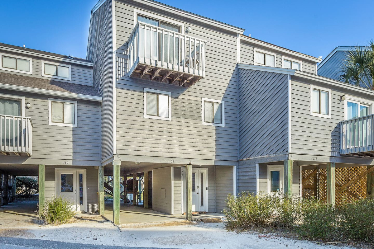 Load the beach cart here after a rinse at the hot-and-cold outdoor shower &mdash; you'll leave the sand at the door.