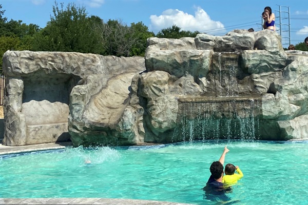 Resort-style pool complex - Fun water slide, your own private water park