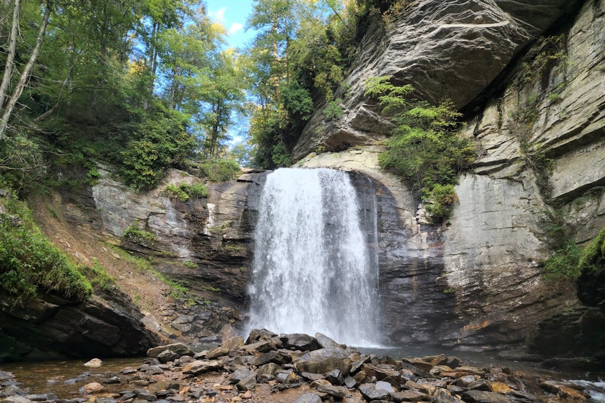 💦 Nature’s beauty on full display! Take in the stunning views of Looking Glass Falls — perfect for a peaceful pause or a photo moment. 🌿📸