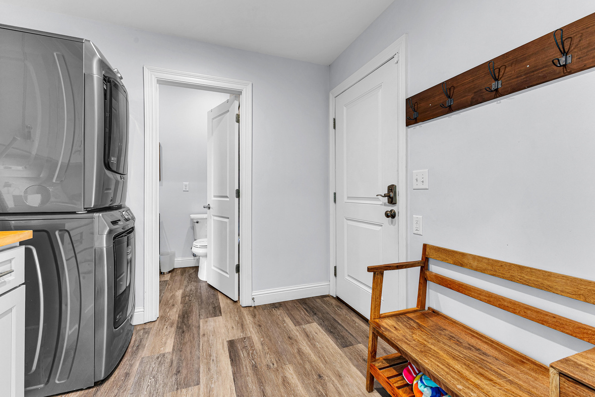 Entryway/Laundry room
