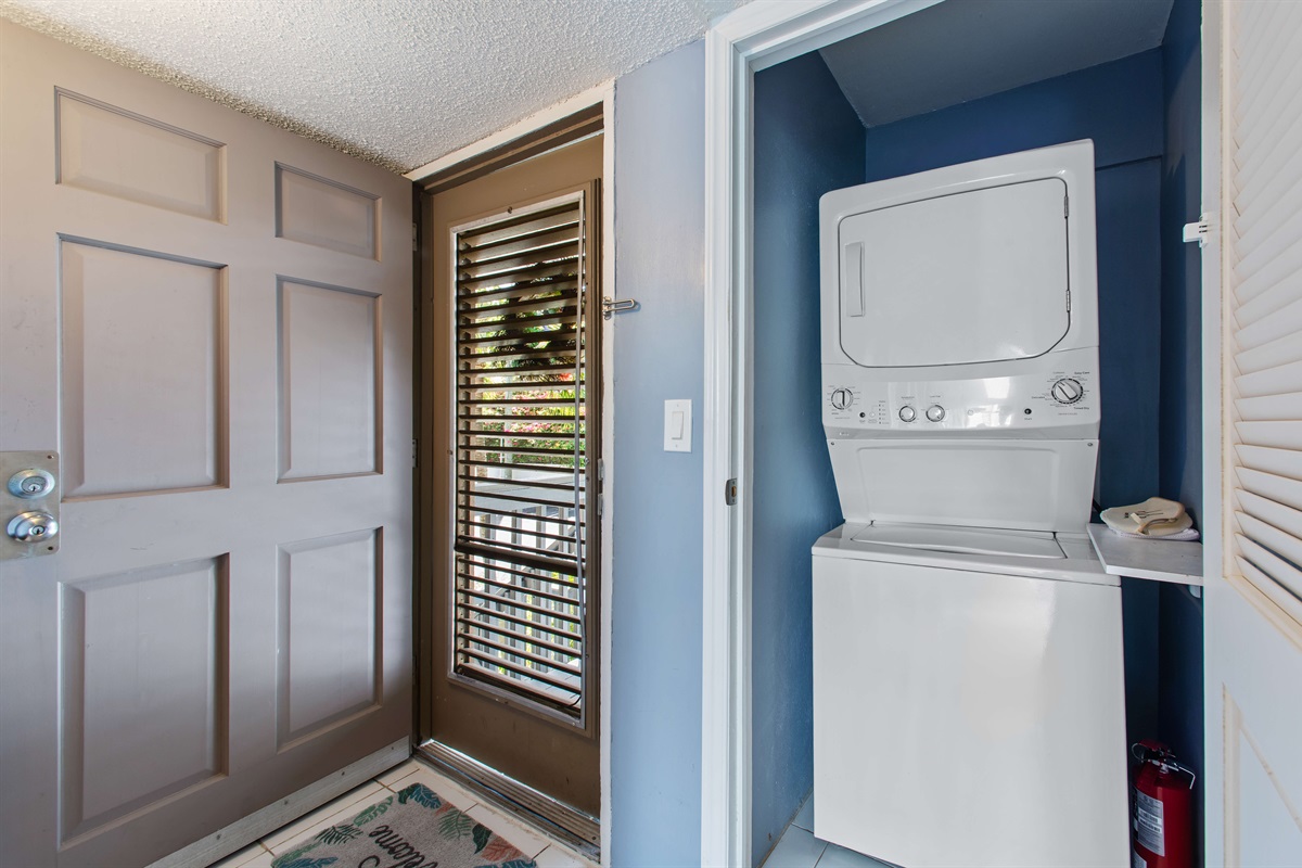 Entry area with laundry machines