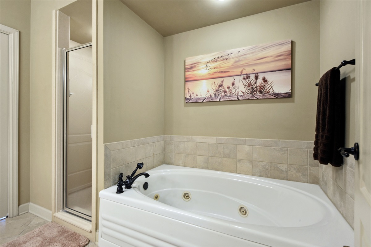 Main bedroom en-suite bathroom.