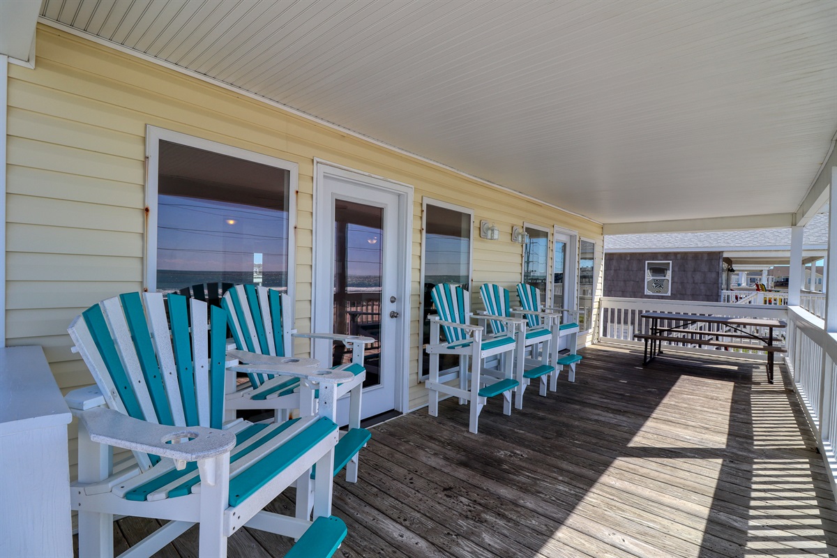Comfortable bar chairs facing the ocean