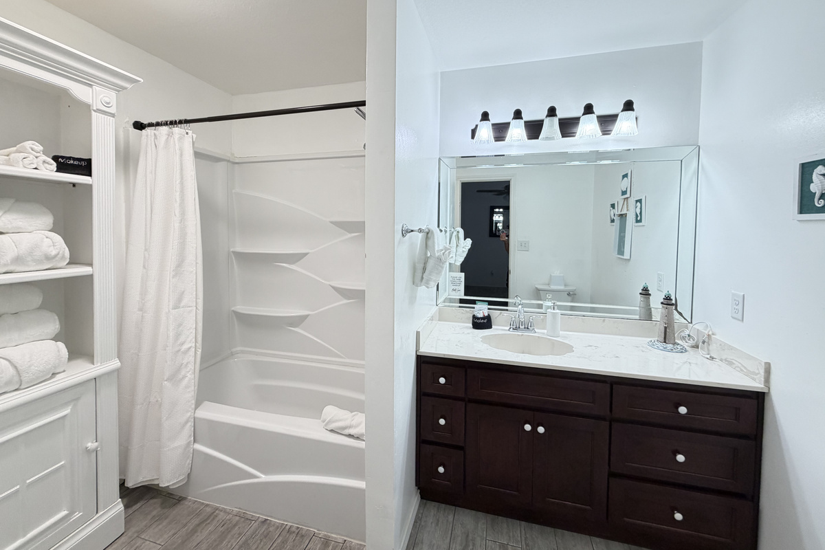 Full bathroom with tub/shower combination