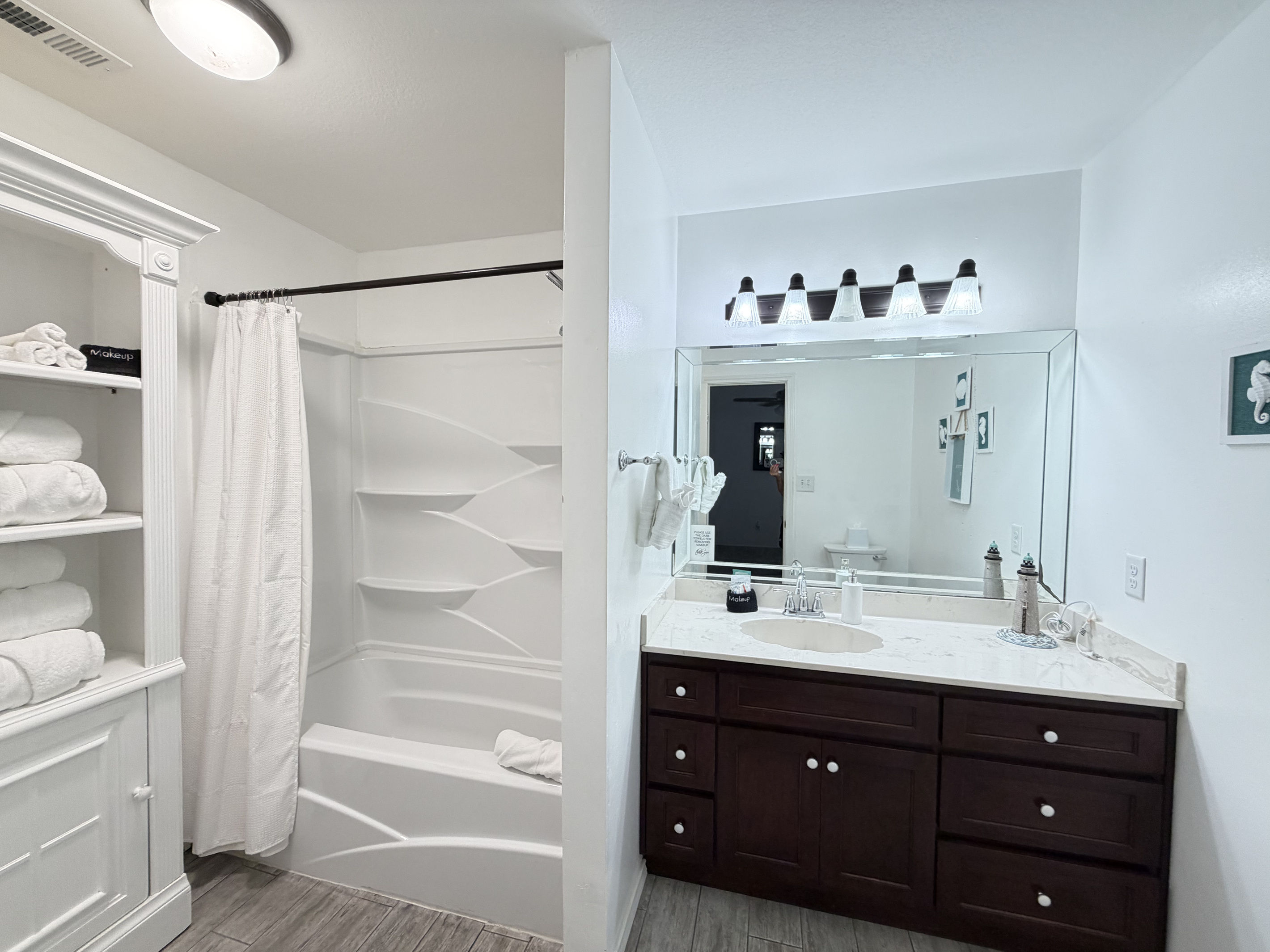 Full bathroom with tub/shower combination