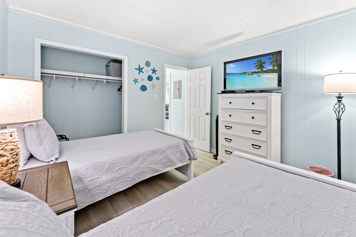 Great 2nd bedroom with twin beds and large TV