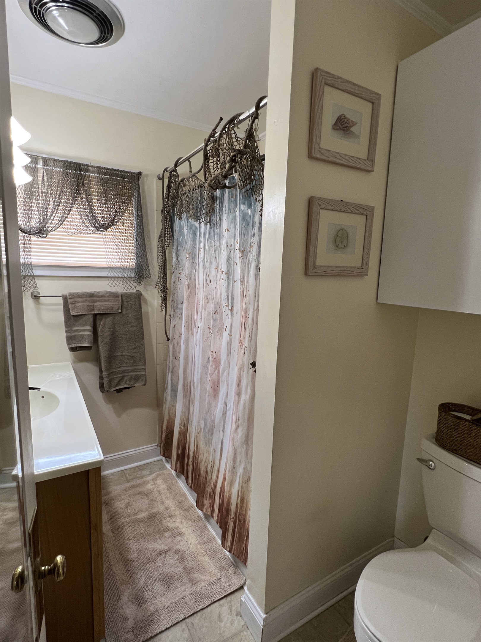 King bedroom ensuite bath w/ tub/shower