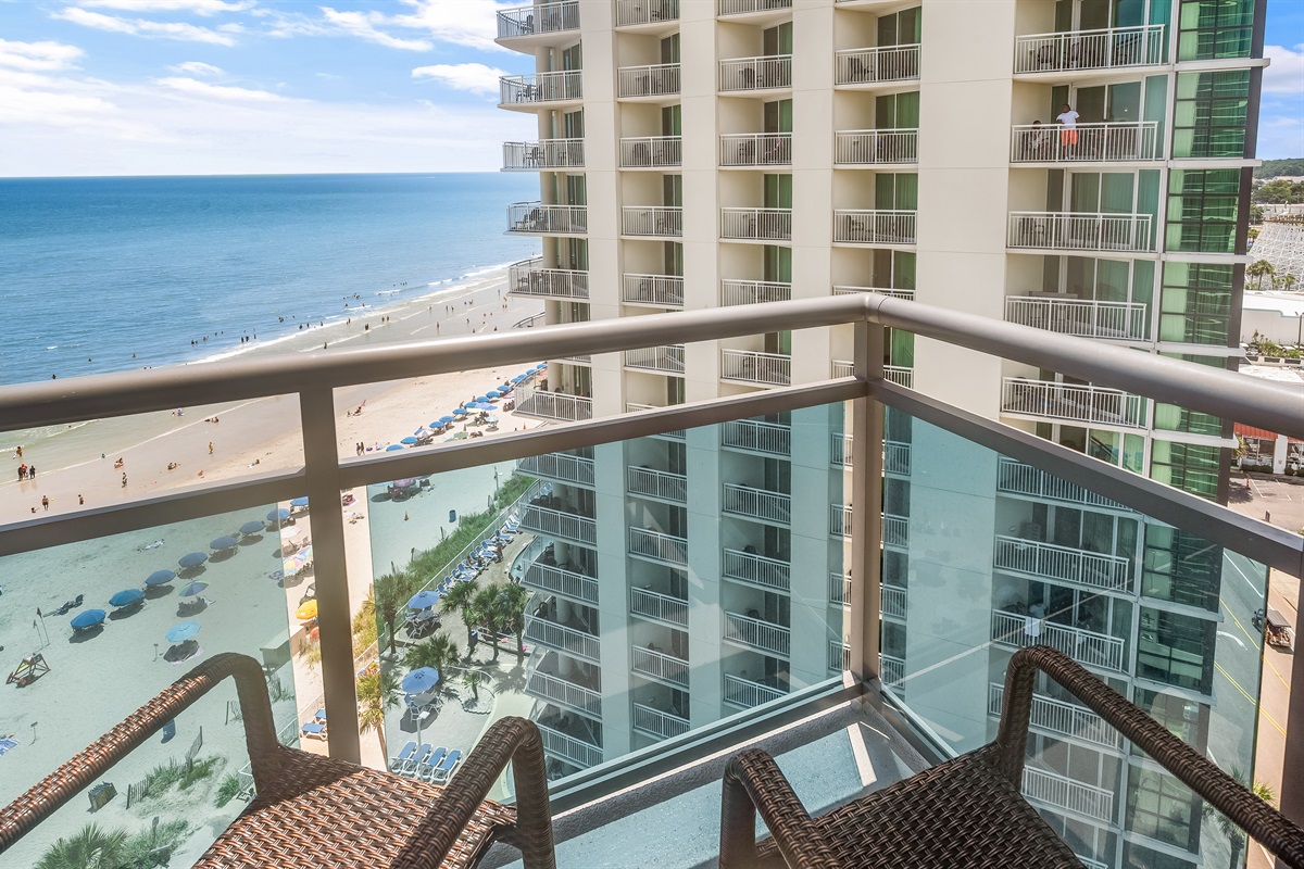 Large Balcony with Amazing Views of the Ocean🌊☀️