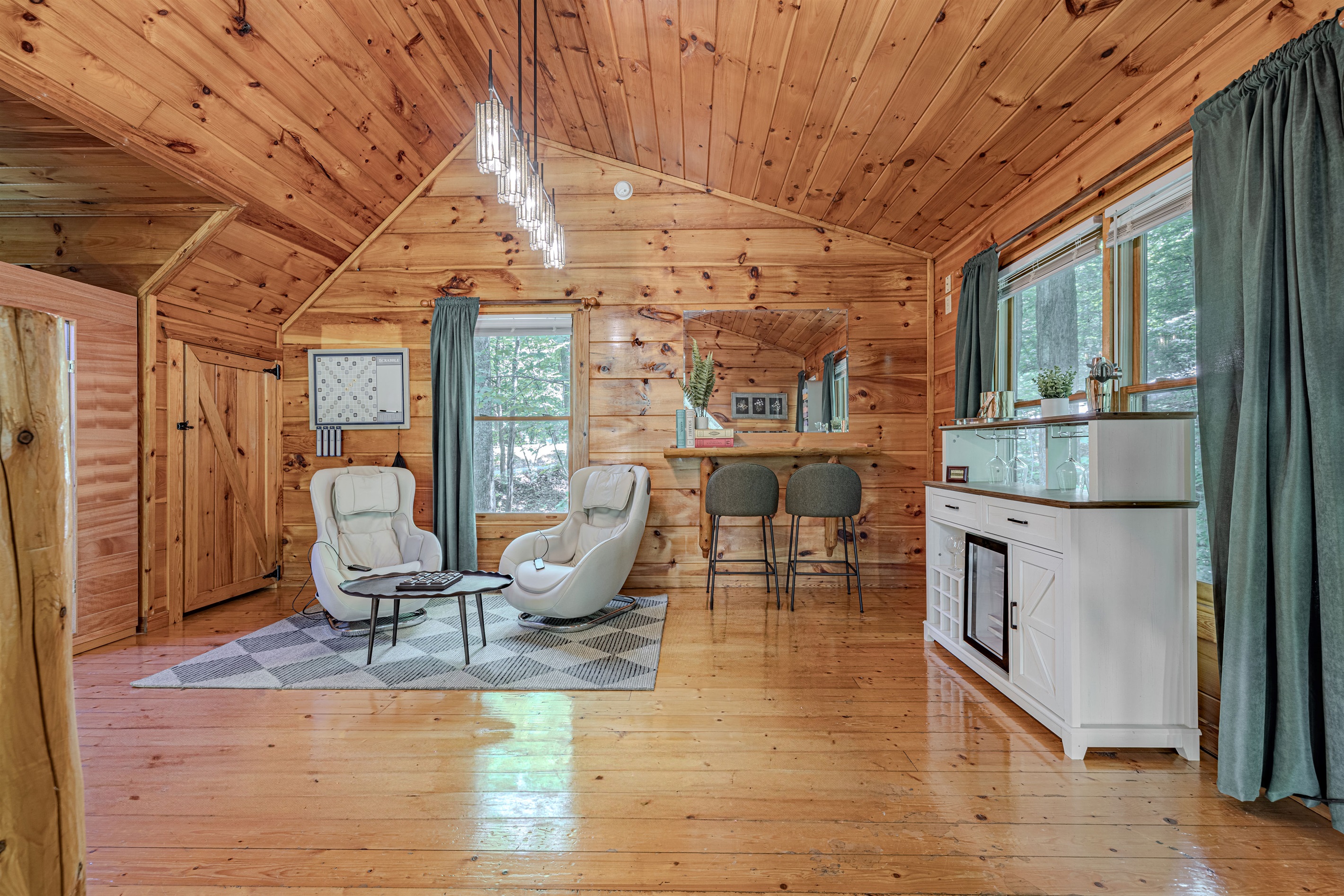 Romantic Escape for 2• Views, HotTub, Sauna & Dogs 4