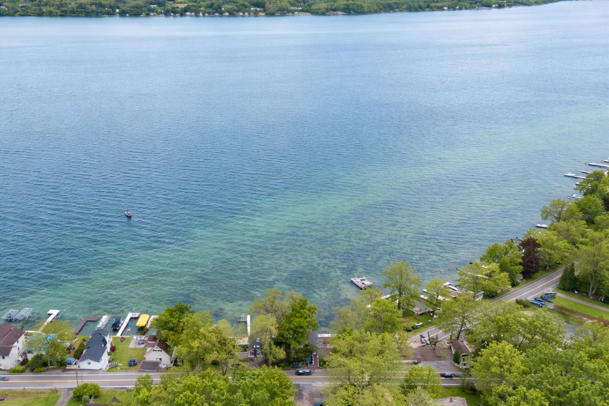 Nestled along a scenic shoreline, this cozy lakefront retreat sits in a charming and peaceful neighborhood 🌳🏘️✨