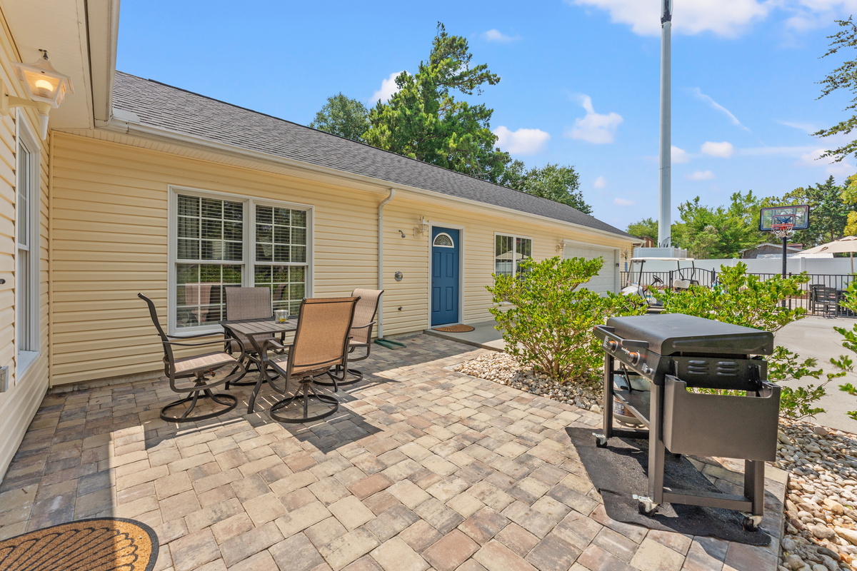 Outdoor dining and grilling space