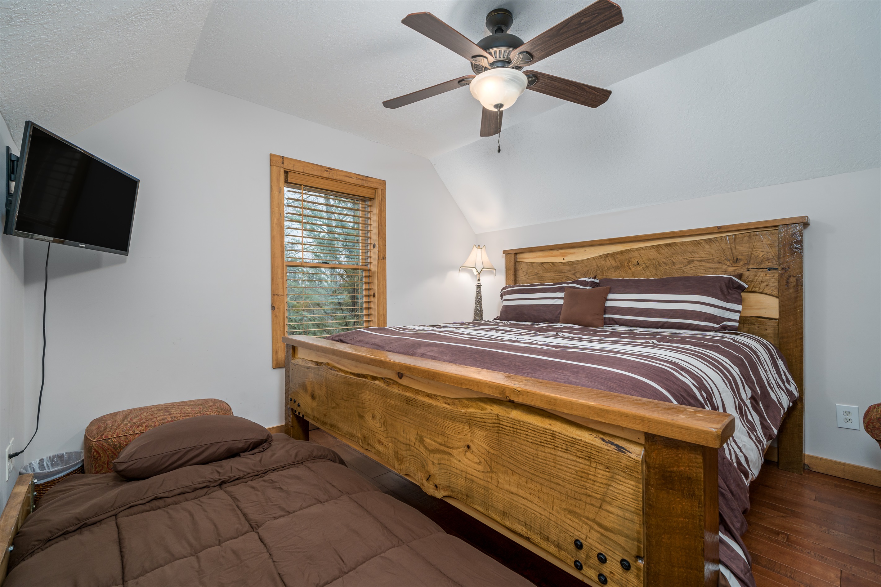 Upper East Bed w/ Twin Trundle
