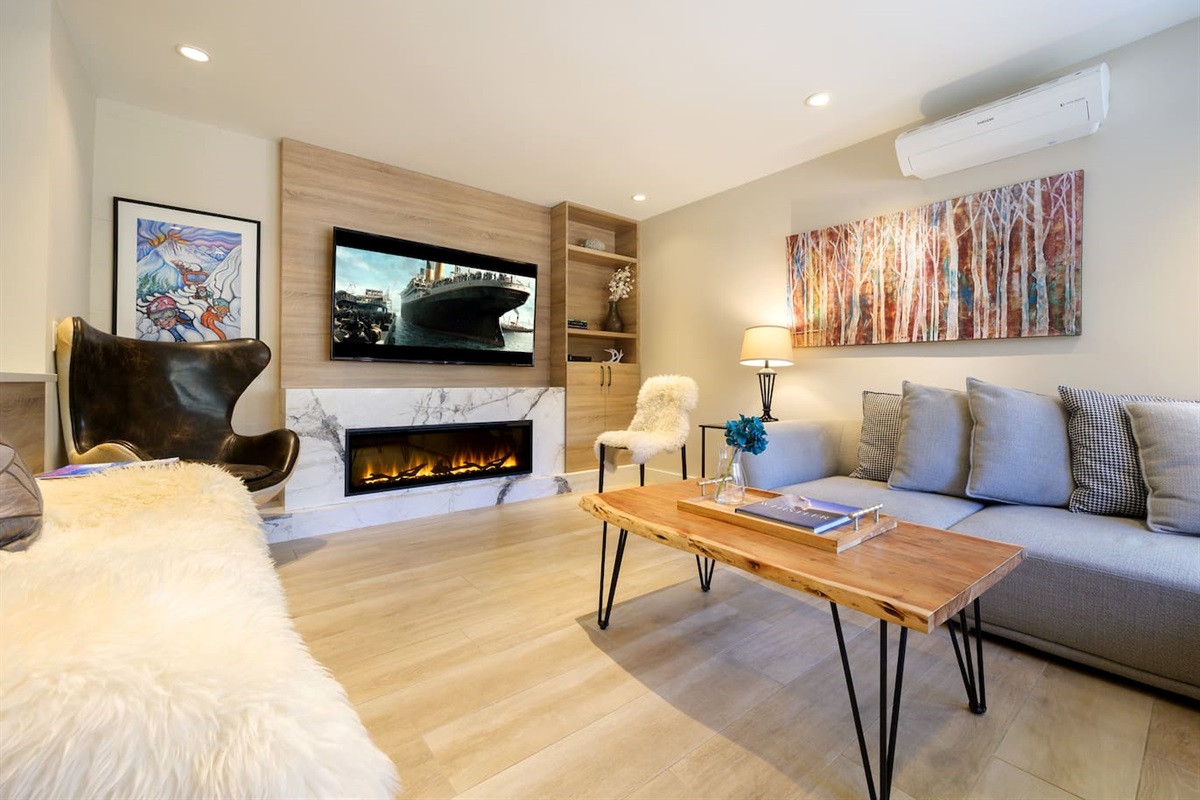 Ski-In Ski-Out Luxurious finishes define this private end unit townhome located less than 100 meters from Blackcomb Gondola & Upper Village. Walk to Whistler Chairlifts & Gondolas from this premium location. 77" LG HD Smart TV, PS5, Sonos Surround