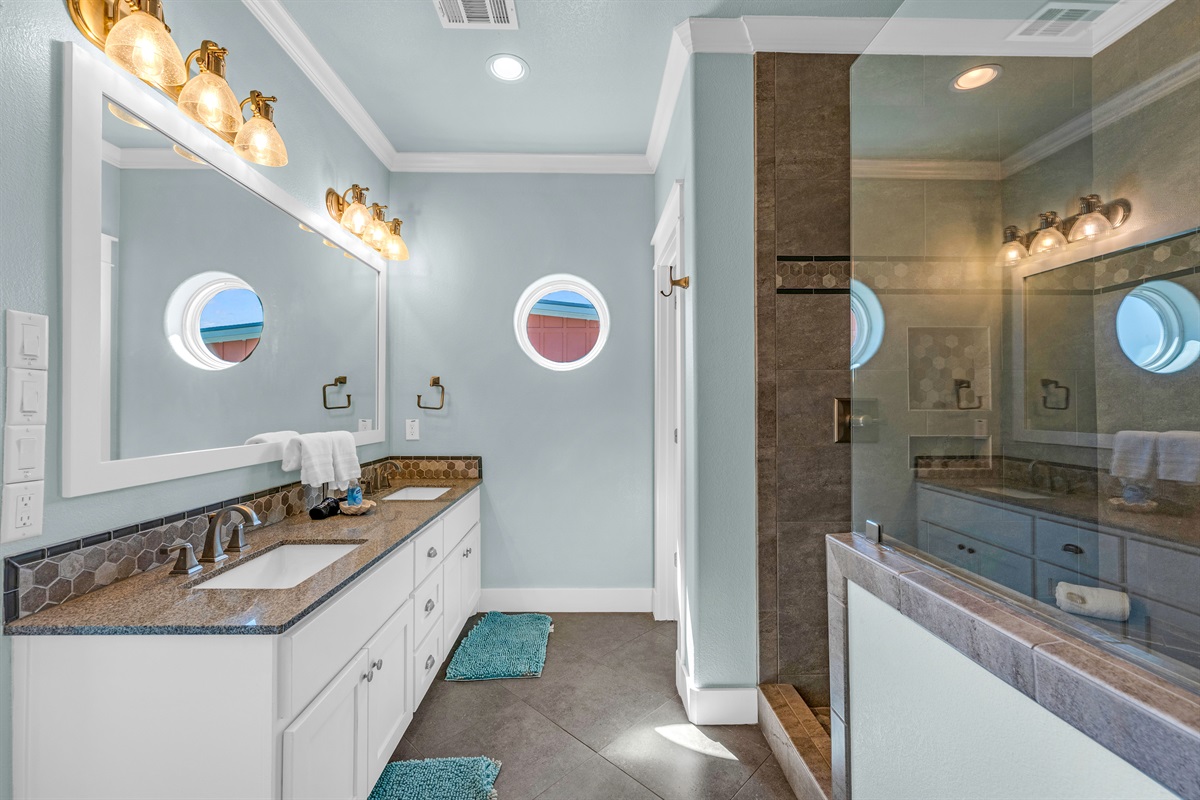 Crystal Paradise Bathroom 3: Jack-and-Jill bathroom conveniently located between Bedroom 2 and Bedroom 3, perfect for shared use.