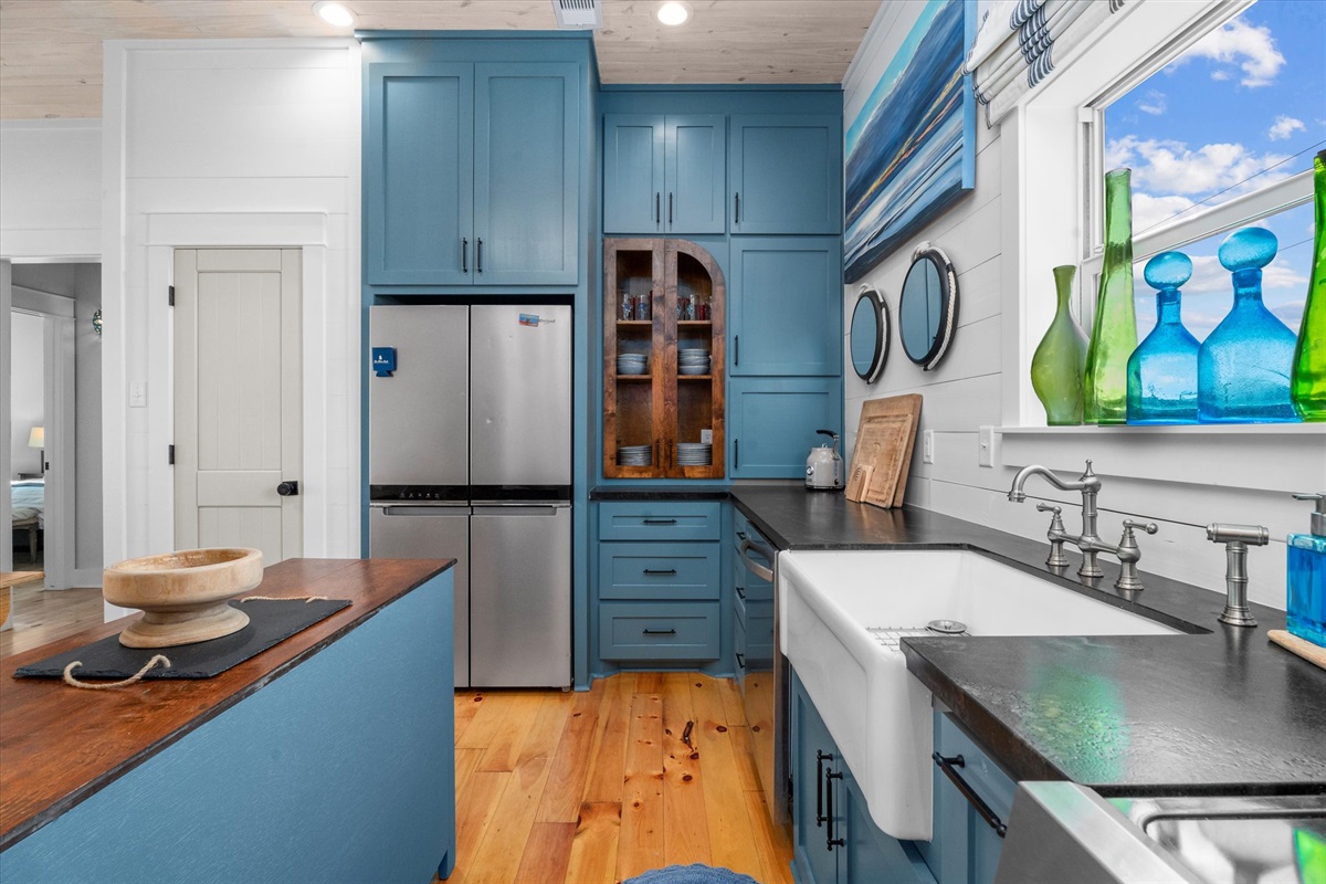 0f0129c7ae4c41d9b1c344ca1ac376e6 Large | Beachhouse | Texas | TX | Vacation Homes | Galveston | Crystal Beach | Kokomo | Breezy Days | Beachfront Elegance | Sunrise Serenity | Southern Sands Property Management, LLC