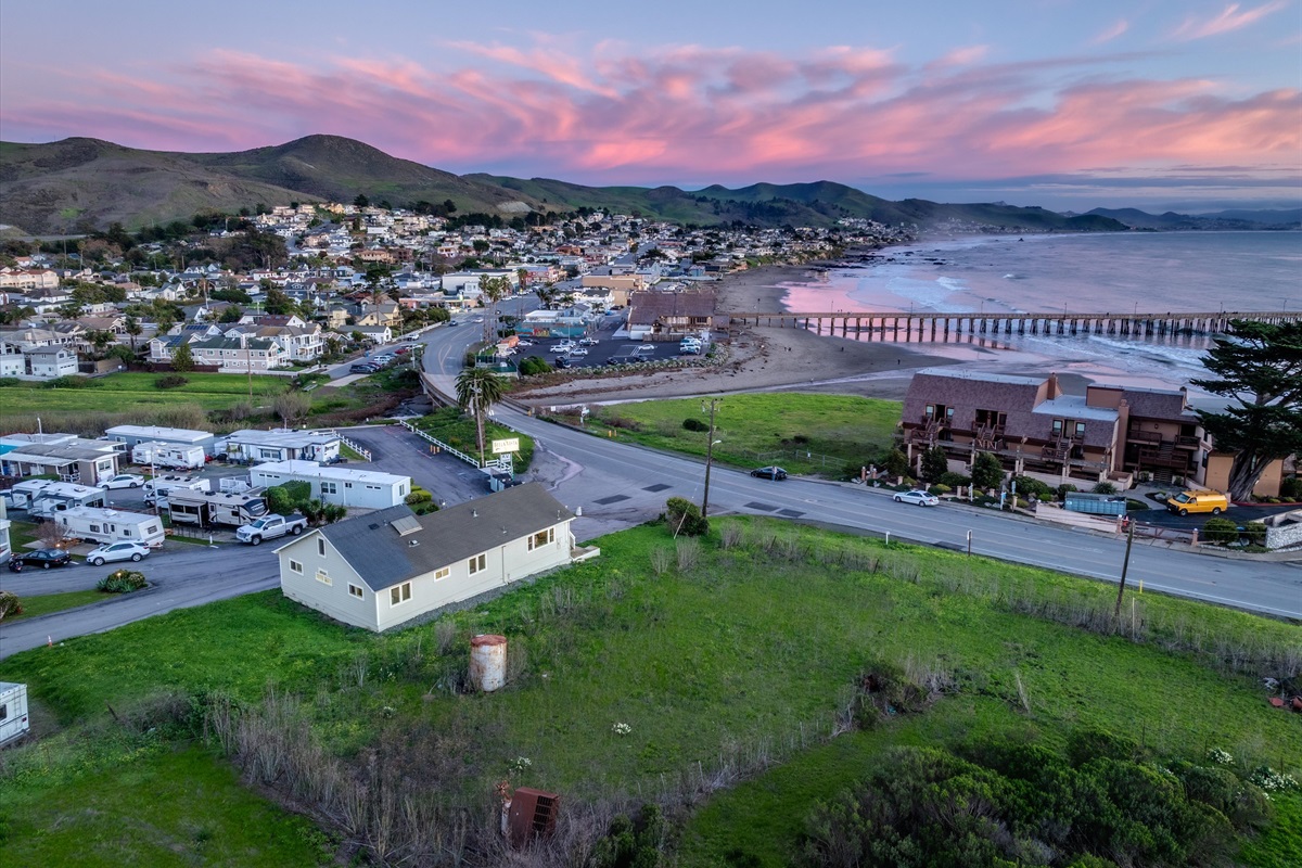 5 minute walk to downtown and the beach