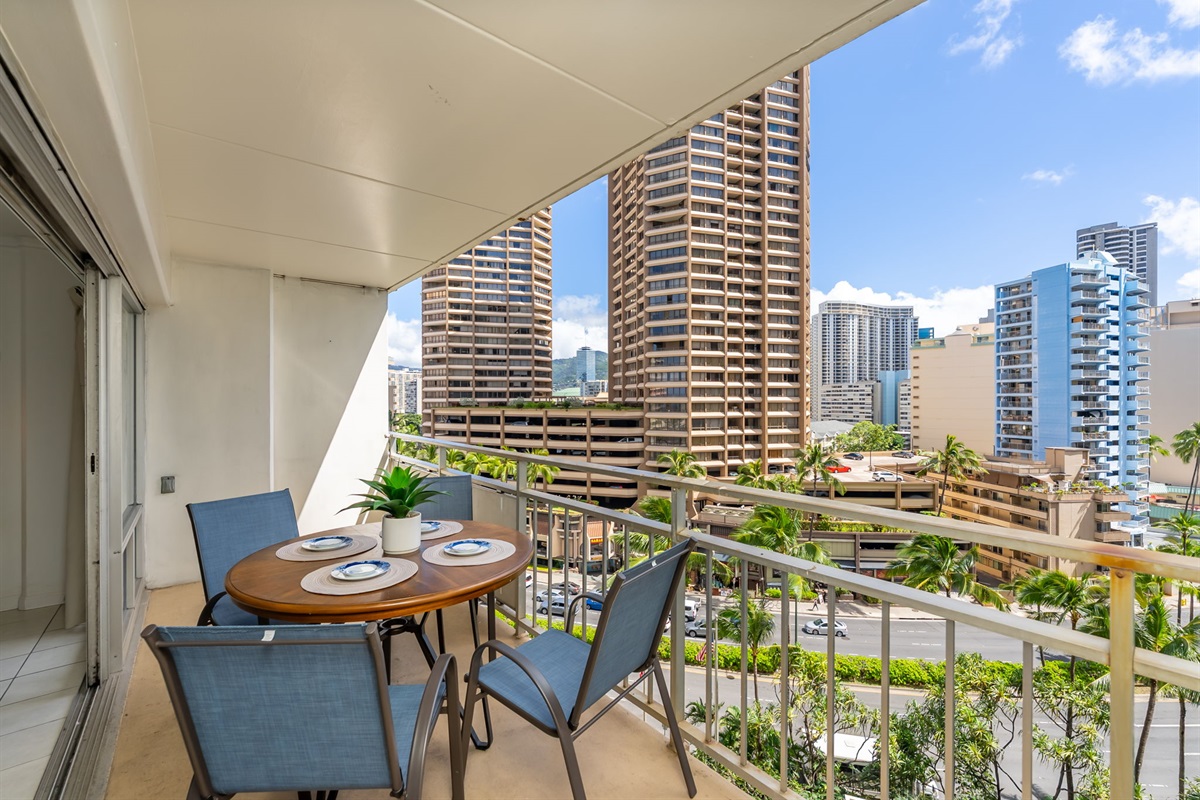 Spacious private lanai for outside dining