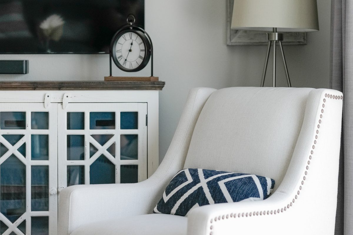 Sitting area: Cozy corner to unwind, read a book, or enjoy quality conversations