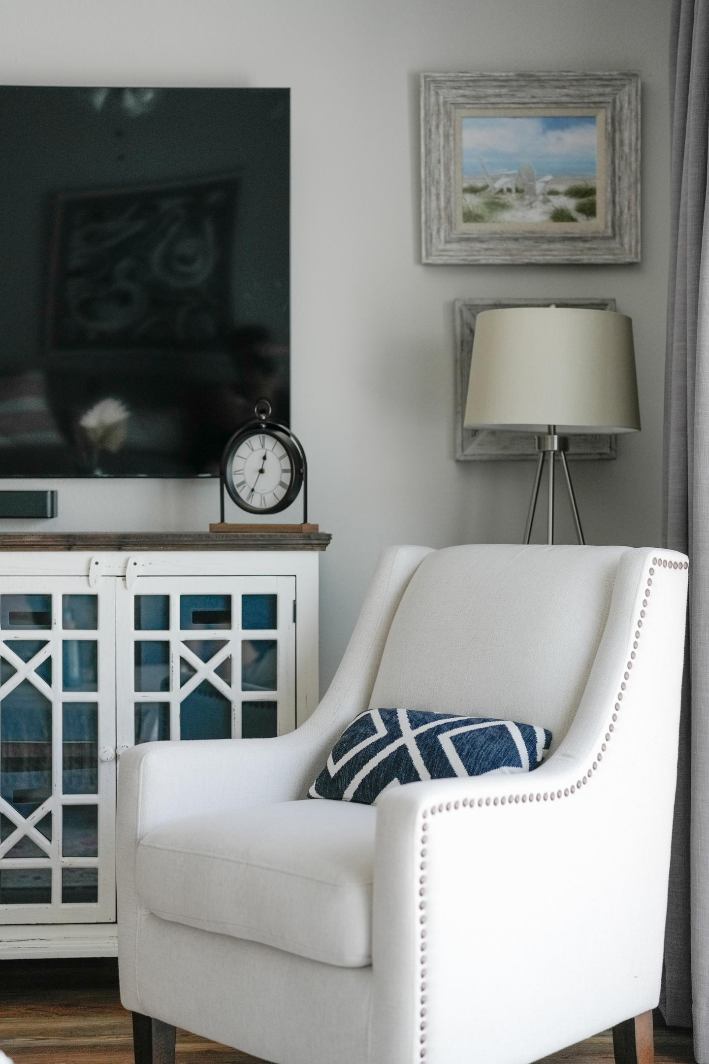 Sitting area: Cozy corner to unwind, read a book, or enjoy quality conversations