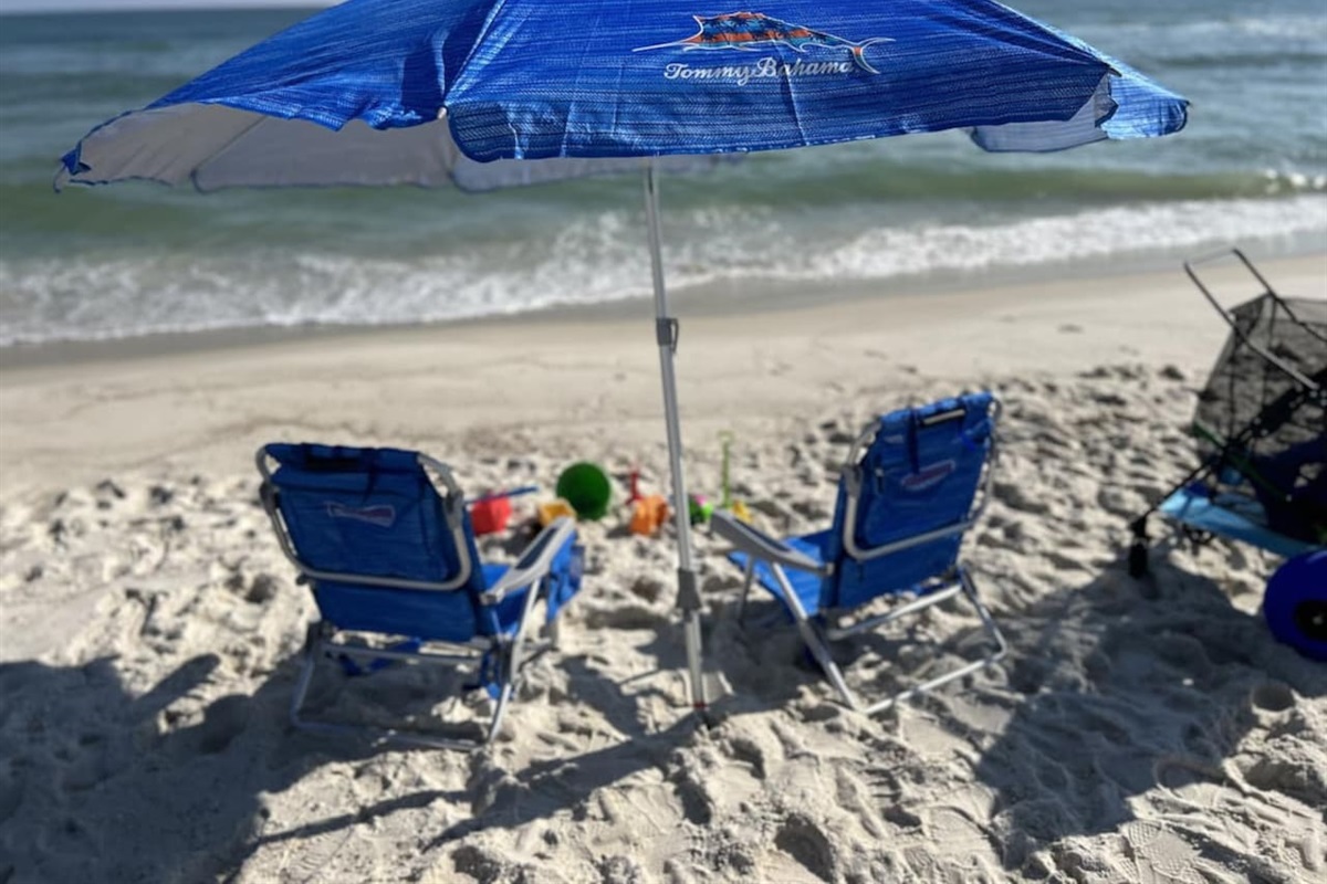An umbrella and four chairs are provided with your stay! Enjoy a peaceful beach day with ocean waves and soft sand.
