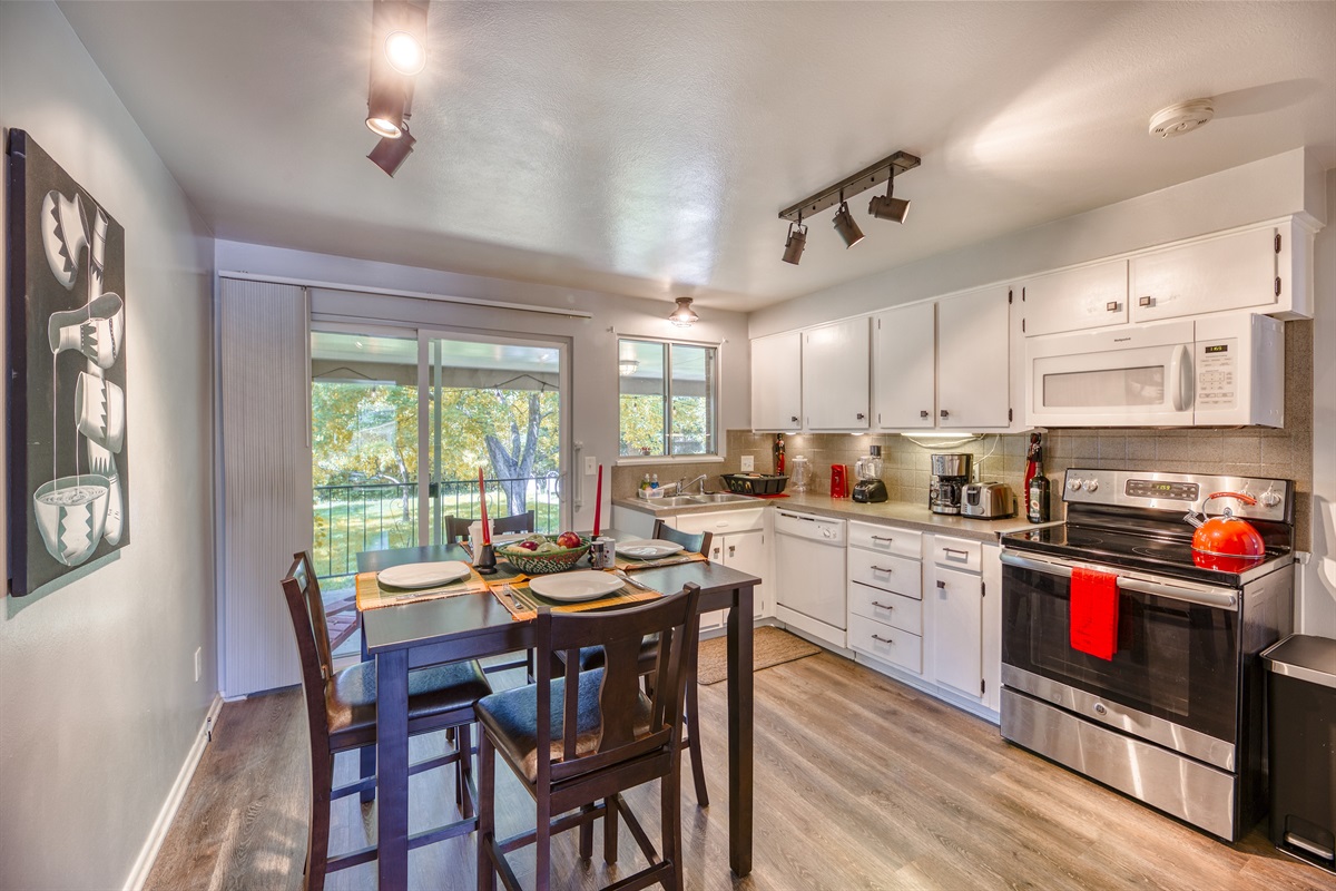3 Full kitchens with Dining areas - Suite 25.