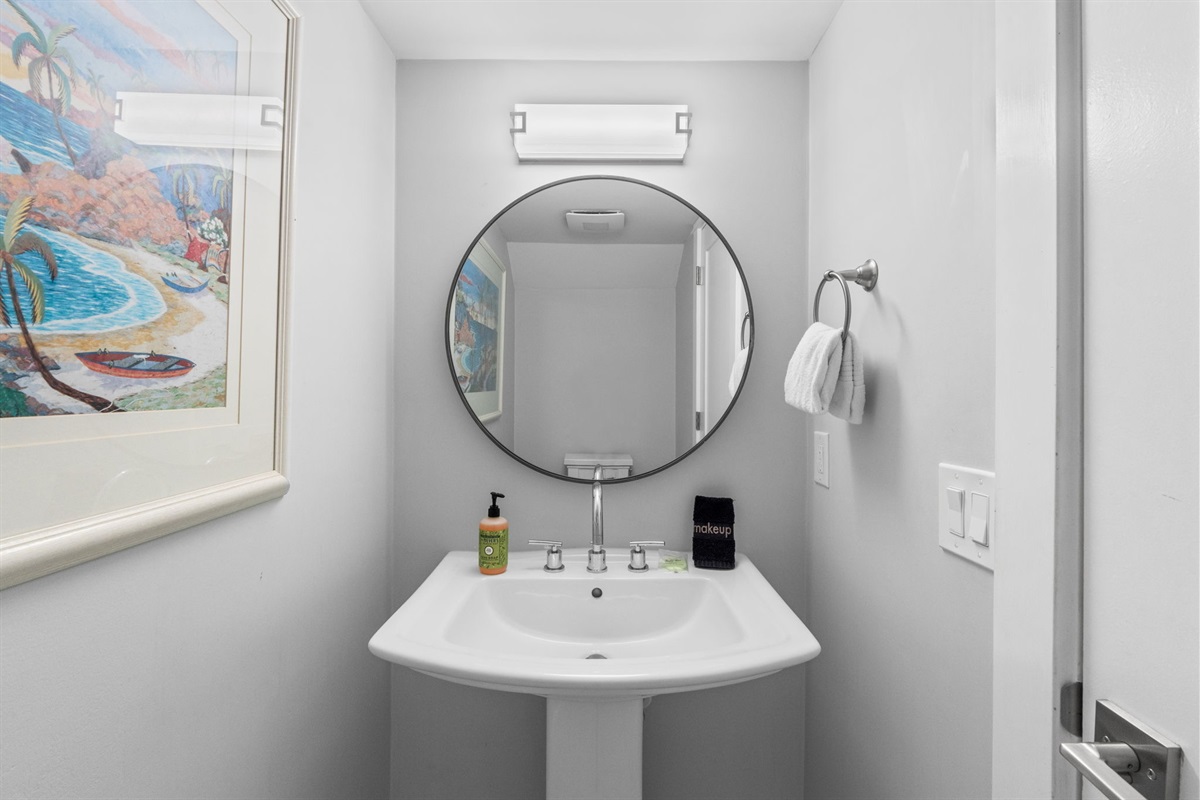 Hall 1/2 bath