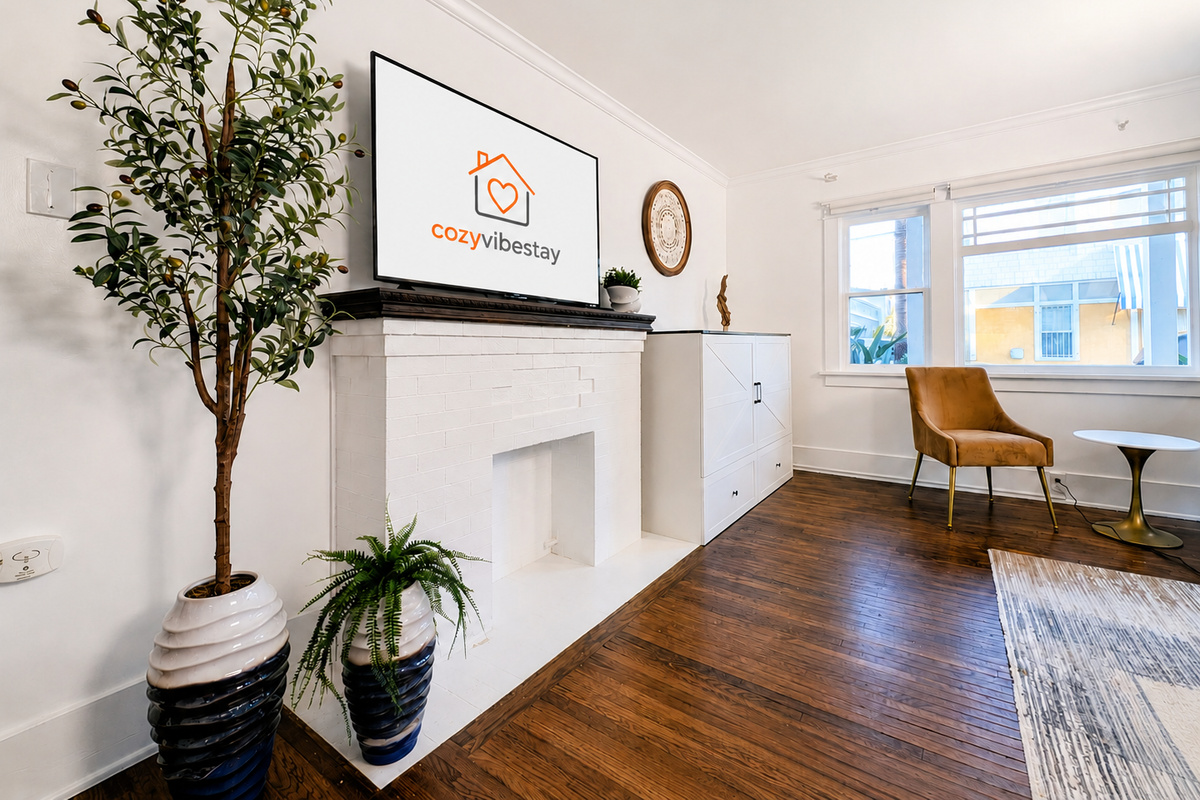 Kick back after a day of exploring Long Beach in this cozy living space featuring comfortable seating, a TV, and natural light. ☀️