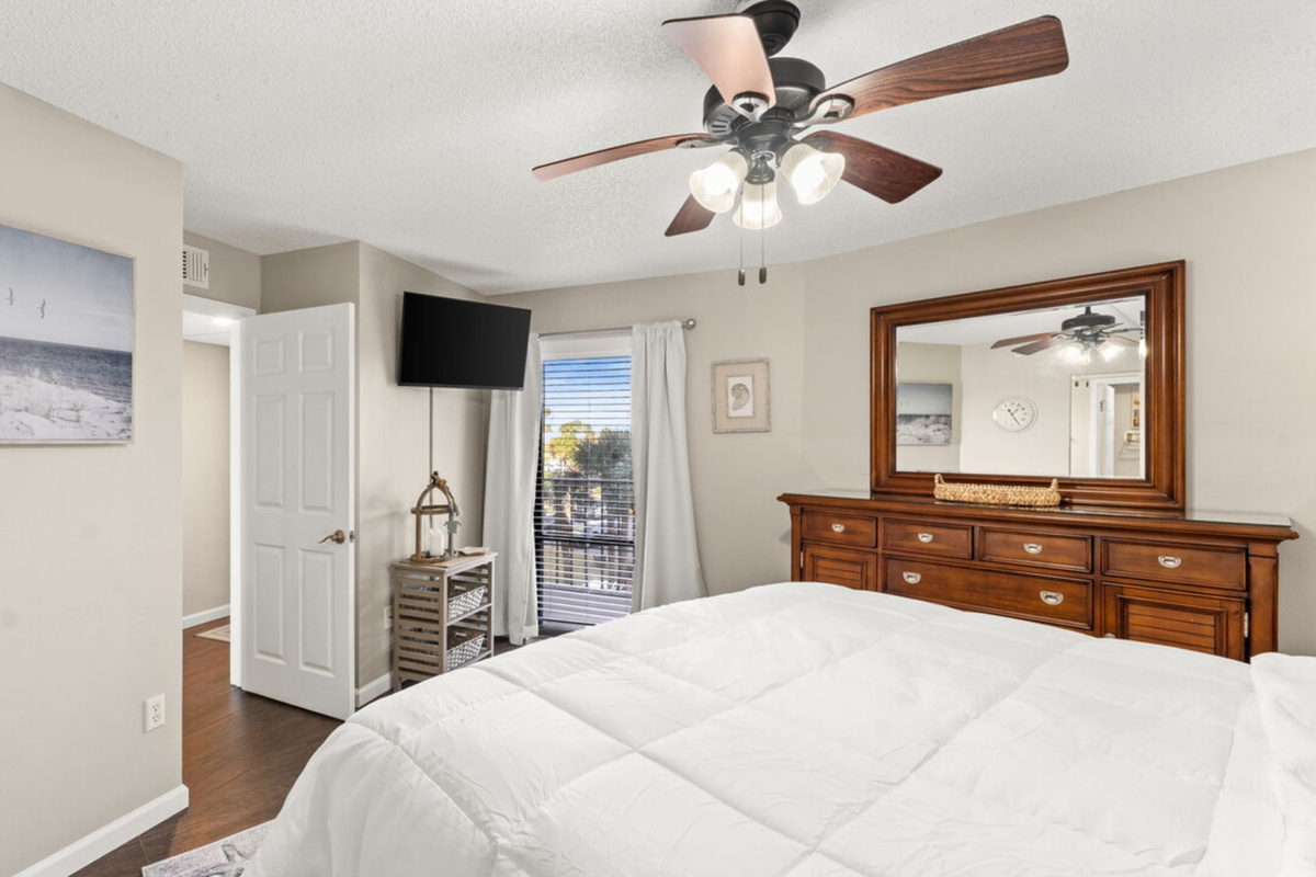 Main bedroom with a king bed, clothing storage, ceiling fan and ensuite bathroom