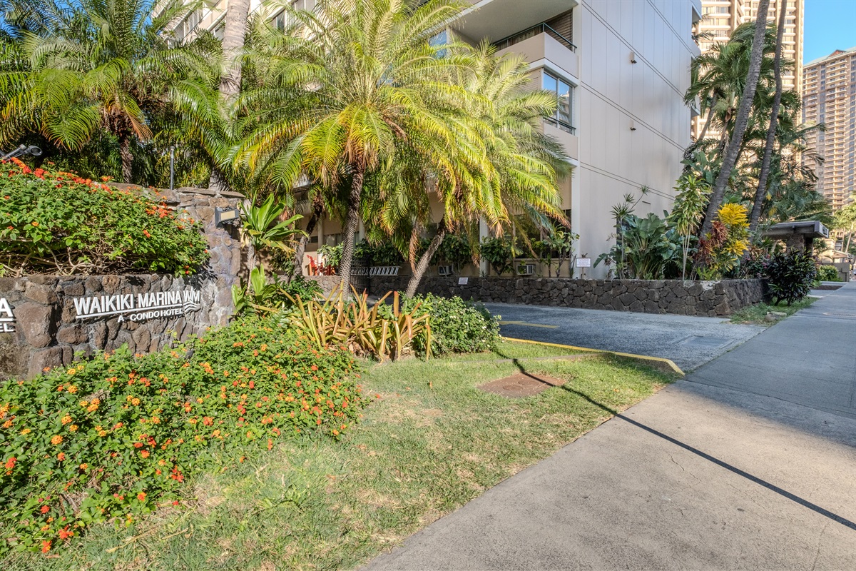 Welcome to Waikīkī Marina — where tropical landscaping and island charm greet you from the moment you arrive. Nestled between Ala Moana Beach Park and the heart of Waikīkī, this inviting location offers the perfect blend of serenity and convenience for you