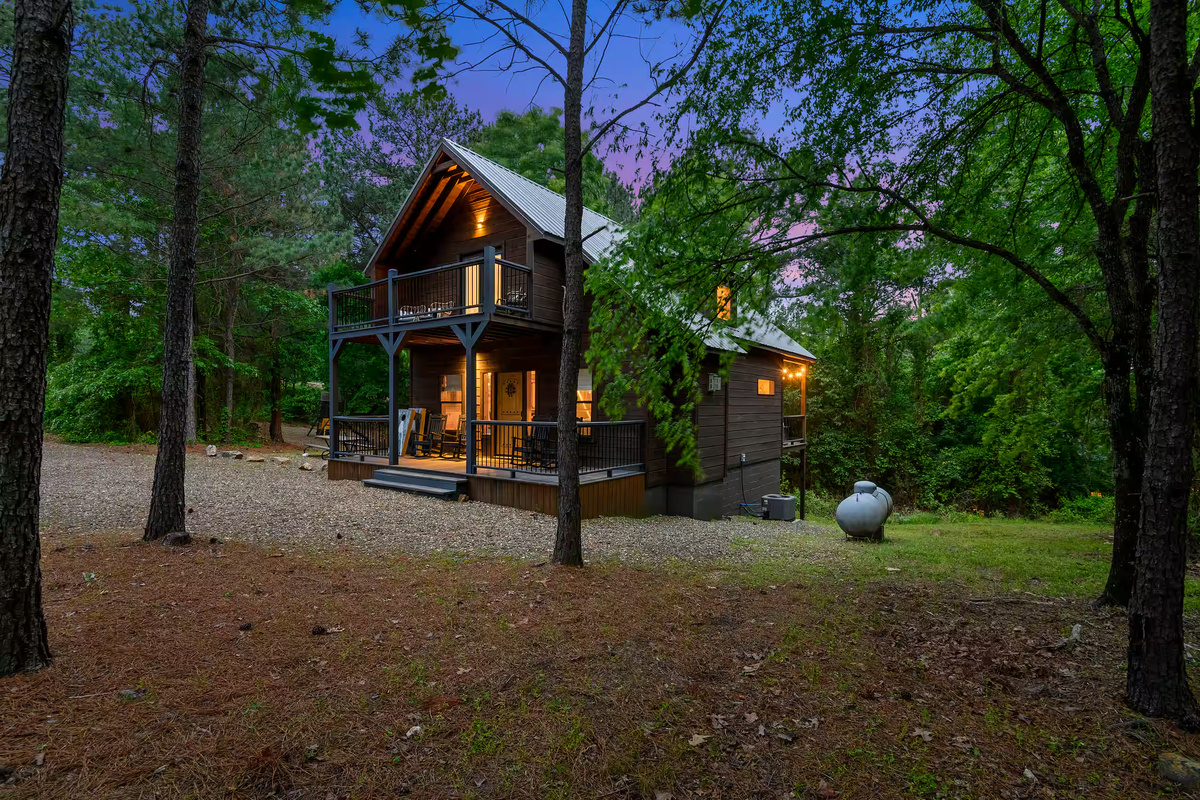 Charming Cabin Retreat: Nestled in nature with inviting outdoor seating and tranquil surroundings!