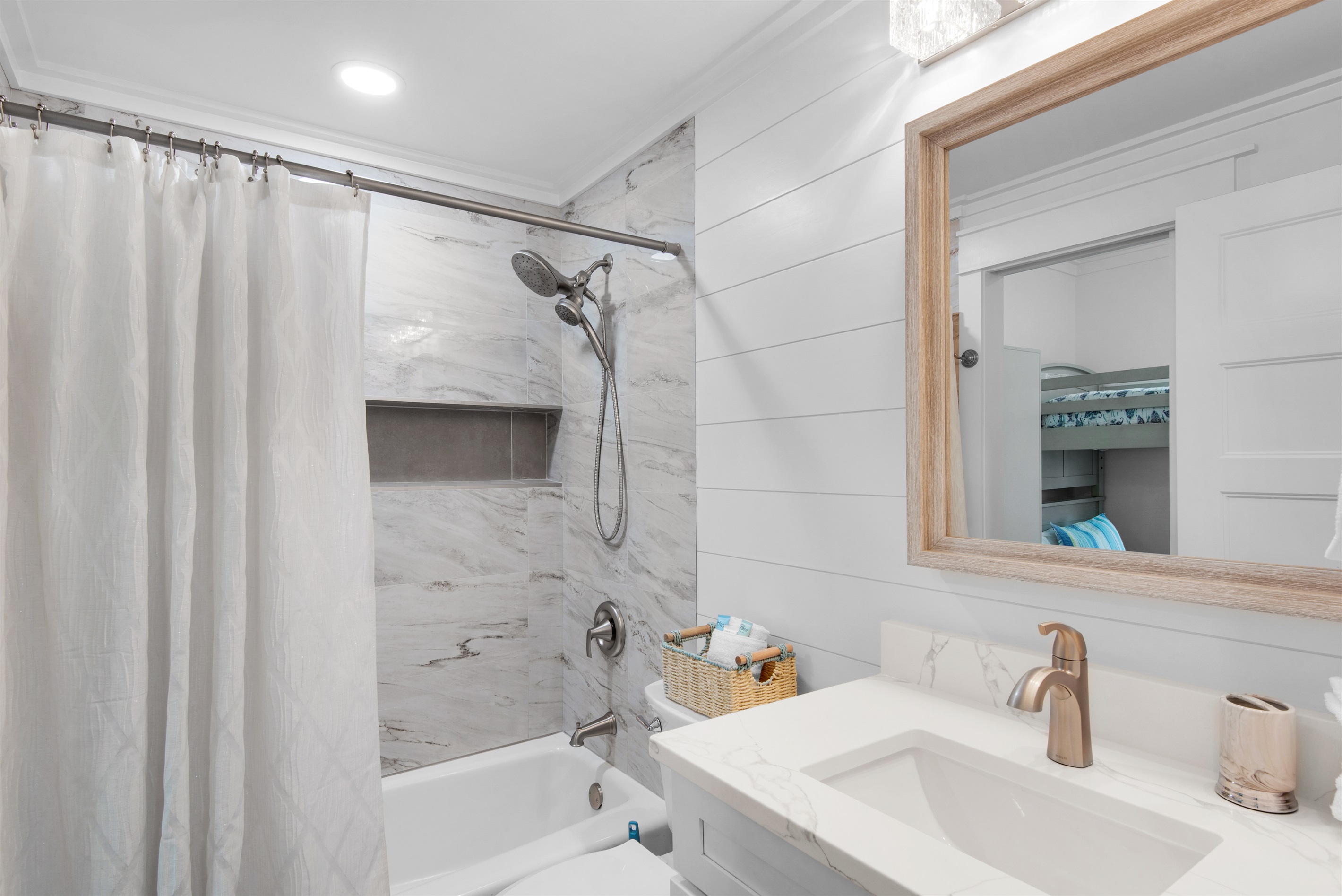 Full bathroom with tub/shower