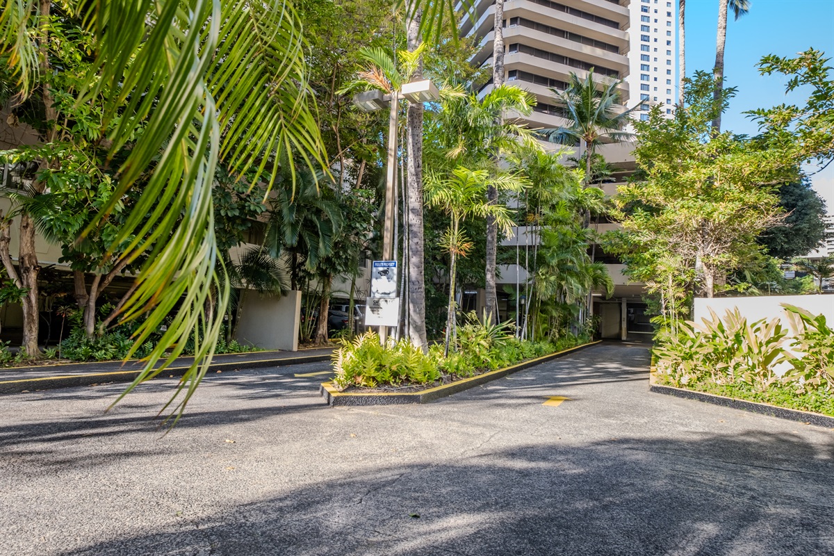 Surrounded by lush tropical landscaping, the entrance to the Waikīkī Marina welcomes you with island beauty and tranquility. Conveniently located near Ala Moana Beach Park and Waikīkī’s world-class attractions, your Hawaiian getaway begins here.