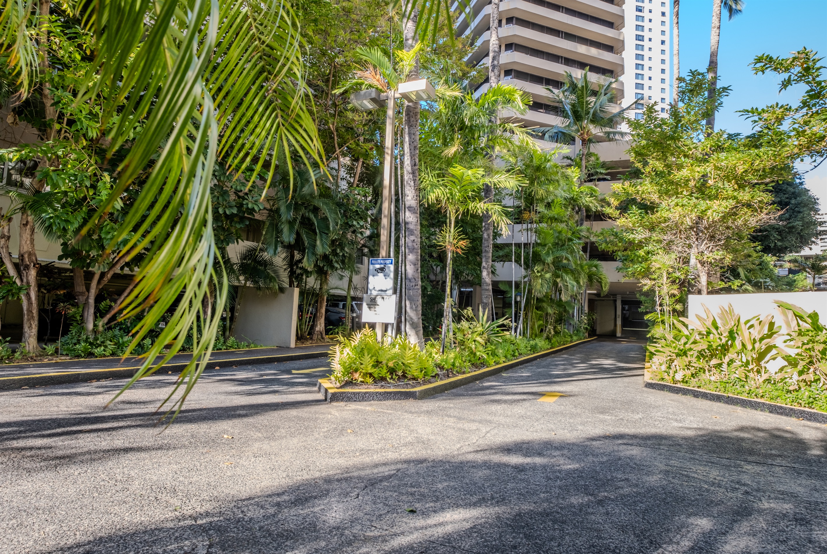 Surrounded by lush tropical landscaping, the entrance to the Waikīkī Marina welcomes you with island beauty and tranquility. Conveniently located near Ala Moana Beach Park and Waikīkī’s world-class attractions, your Hawaiian getaway begins here.