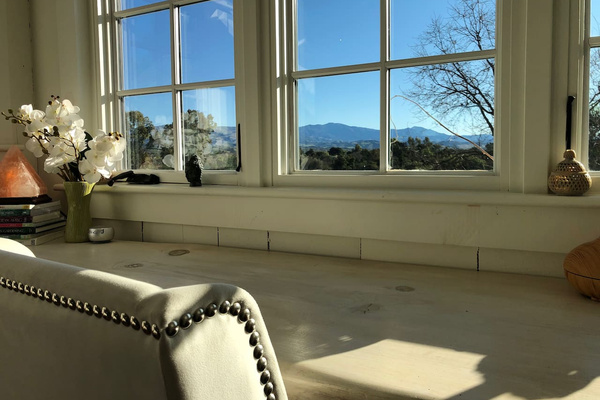 A desk worth lingering at, whether you’re working, journaling or simply daydreaming. Fast Wi-Fi keeps you connected, while mountain views and animals grazing in the pasture give you every reason to look up.
