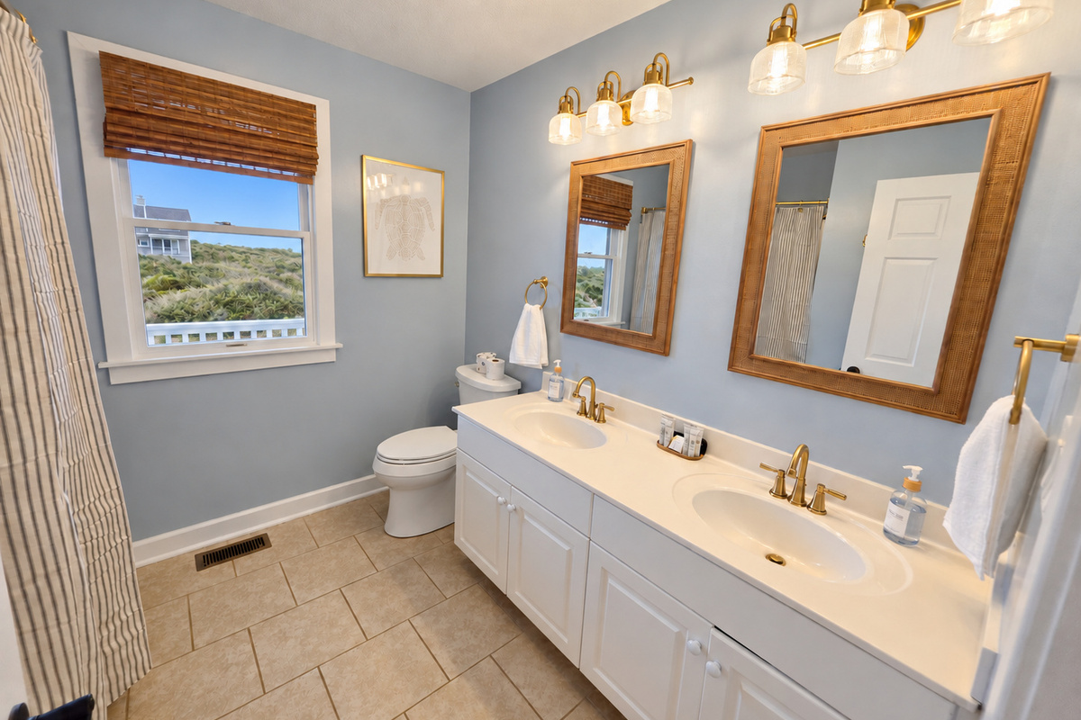 Shared bathroom mid floor (Santa Catalina & St Thomas rooms)