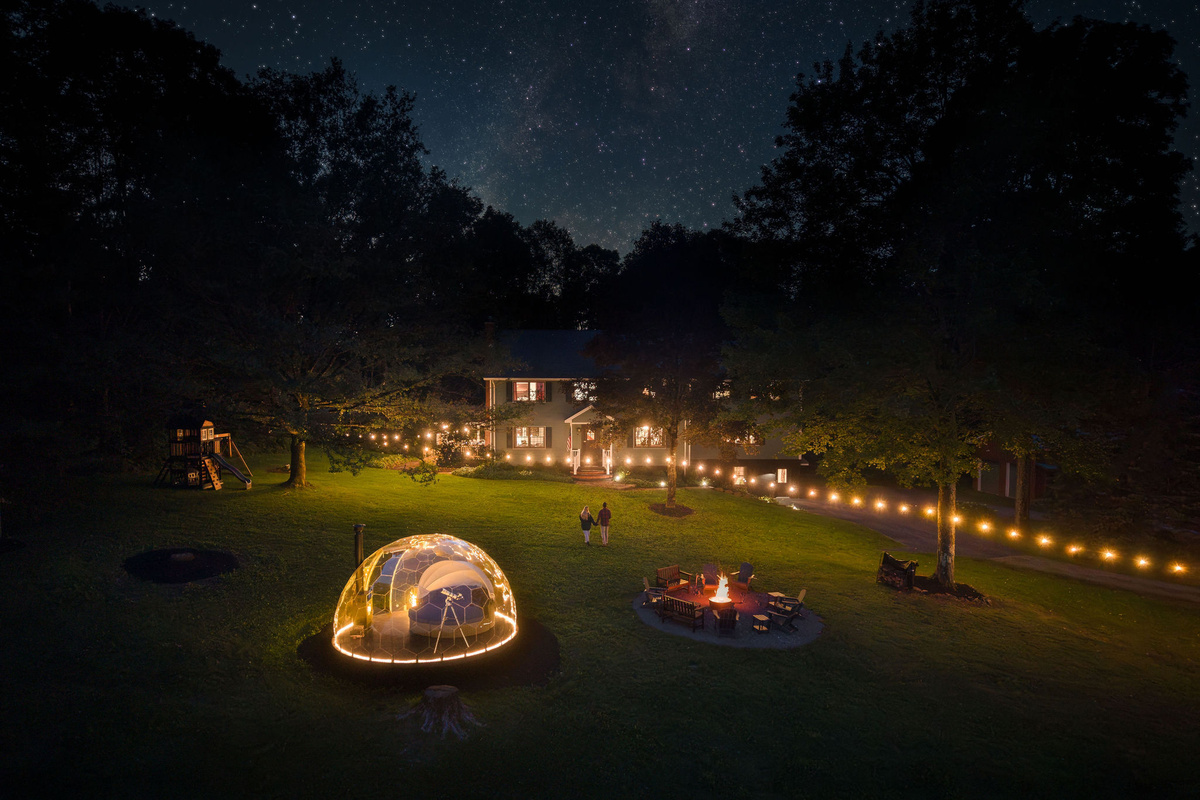 🌌 Starry Skies Sanctuary after dark — the stargazing dome glowing, fire pit lit, and the Milky Way overhead. Every night-sky photo here is real. No AI.