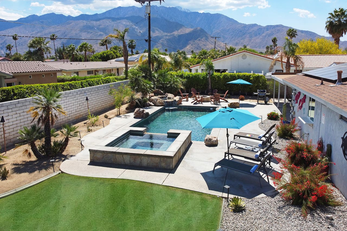 Expansive backyard with mountain views!