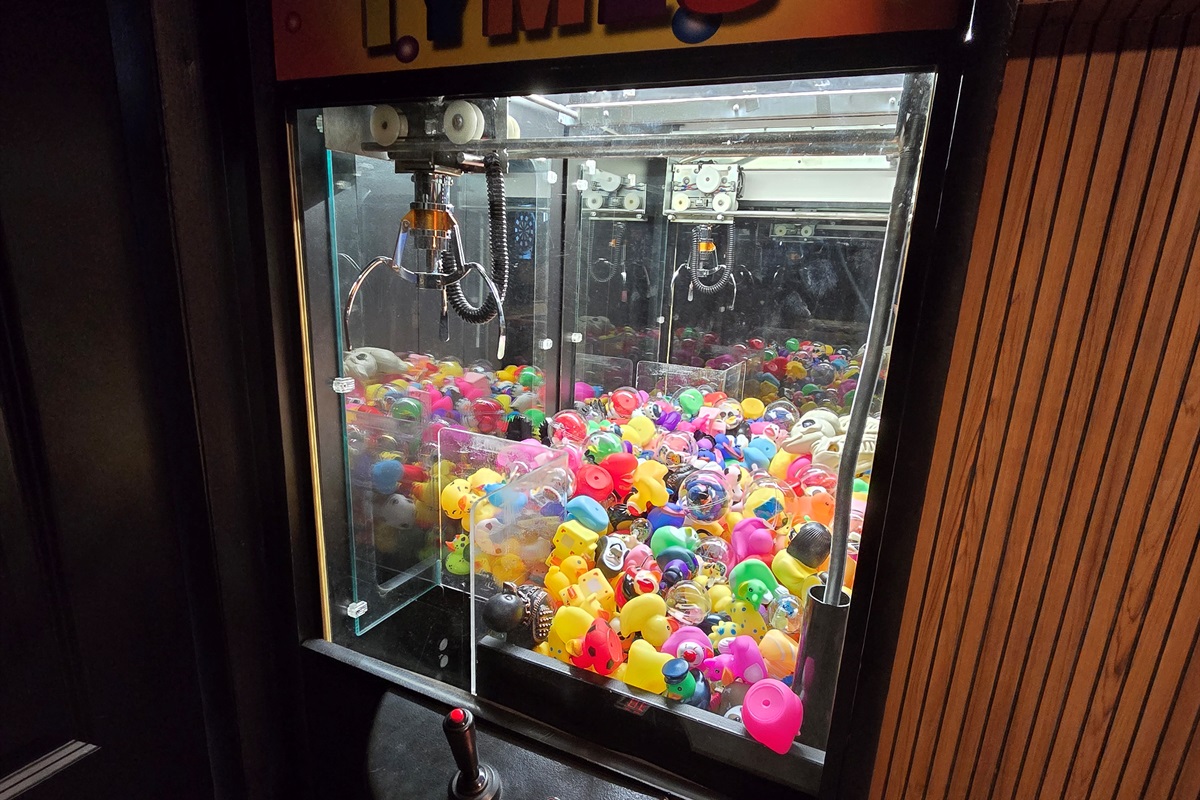 🧸 Nostalgic Fun for All Ages: Take a playful break with our fully stocked "FUN TYMES" claw machine! Filled with colorful prizes, it's a hit with kids and adults alike.