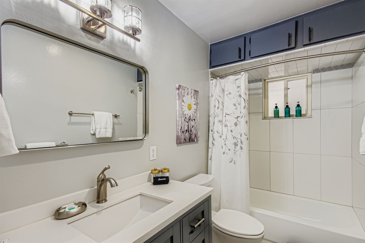 Shared Bathroom 4 with Shower and Bathtub combo